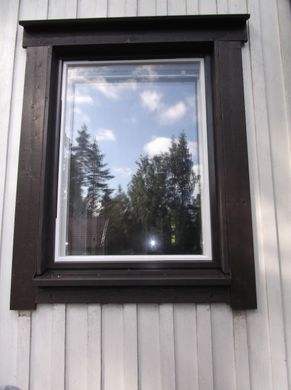 puutalon uusittu ja tyylinmukainen ikkuna