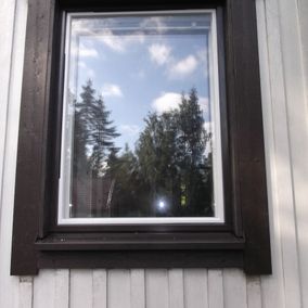 puutalon uusittu ja tyylinmukainen ikkuna